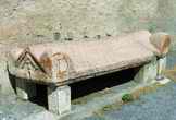un couvercle de sarcophage